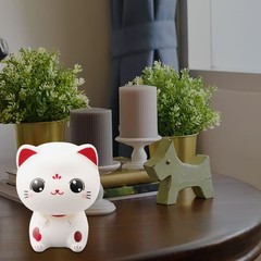 Smiling Eyes Solar Nodding Cat for Car/Home Decoration Cute and Eco friendly